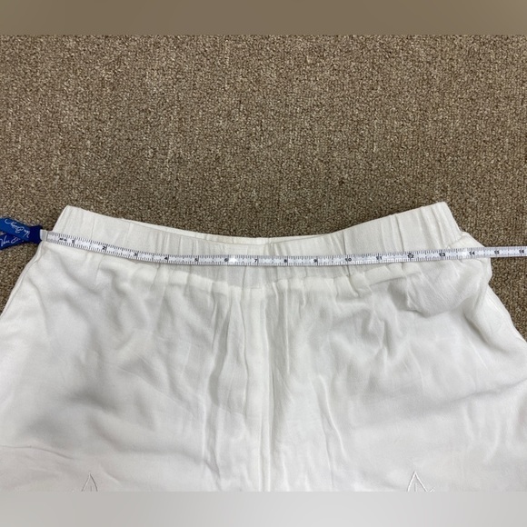 Glamorous: White Embroidered Floral Short, Size M - Picture 4 of 8